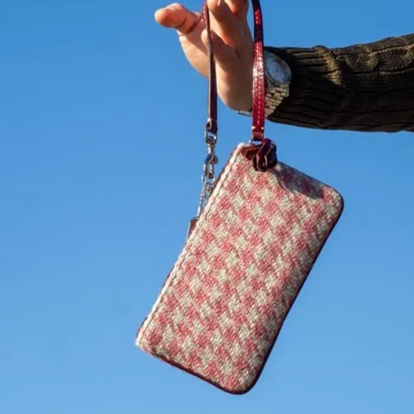 NEW, Vintage Coach Hamptons Houndstooth Skinny Turnlock Wristlet - Picture 7 of 16